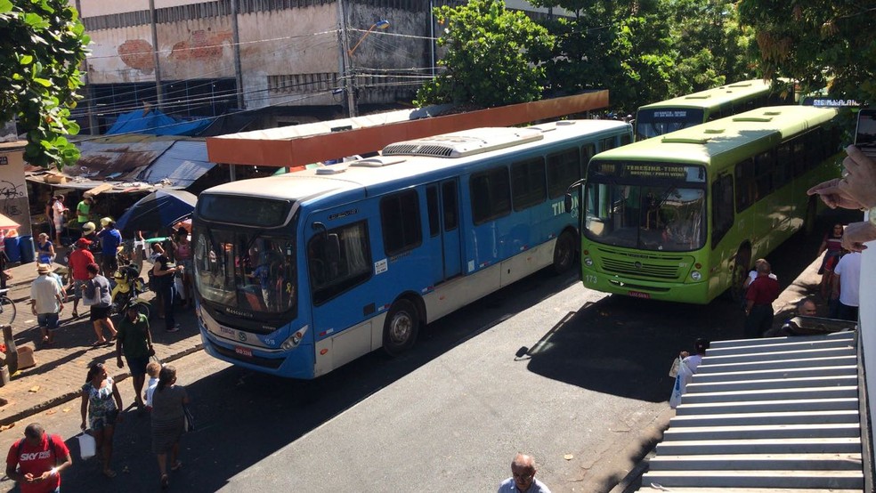 Ônibus fizeram manifestação na Praça da Bandeira, no Centro de Teresina. (Foto: José Veira/Arquivo pessoal)