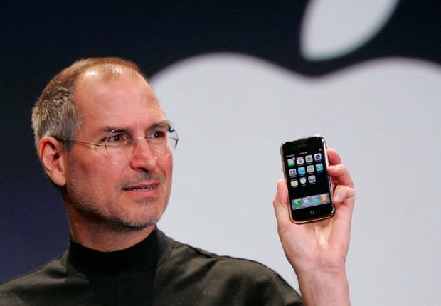 Steve Jobs faz apresentação do iPhone em evento da Apple em junho de 2007 (Foto: David Paul Morris/Getty Images)