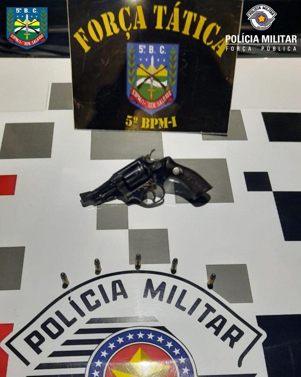 Adolescente é detido com revólver no Cecap I em Taubaté — Foto: Divulgação/ Polícia MIlitar