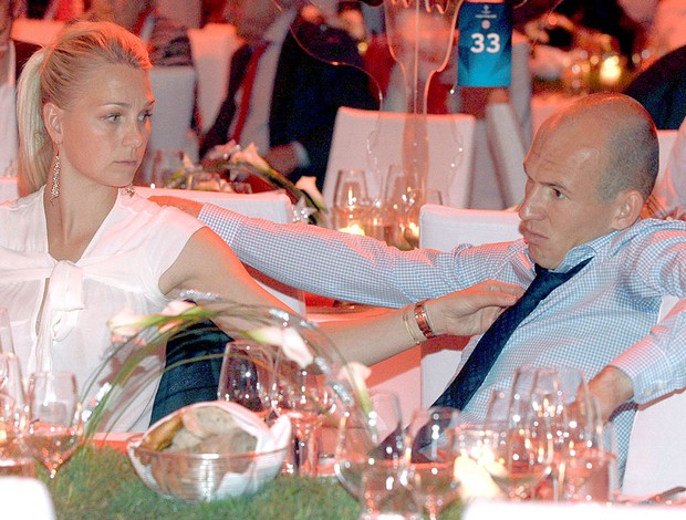 Robben com a esposa no jantar do Bayern de Munique após a final da Liga (Foto: AP)
