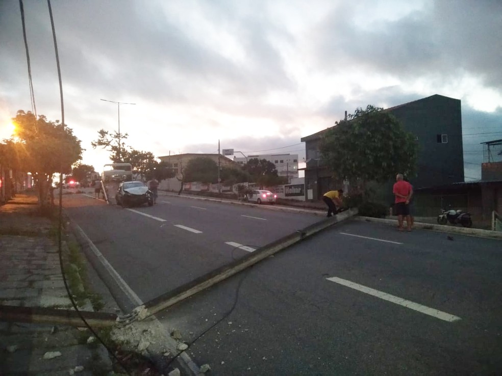 Poste ficou atravessado na avenida Floriano Peixoto após batida, em Campina Grande — Foto: Mateus Araújo/TV Paraíba