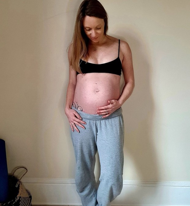 Jodi conseguiu engravidar naturalmente com a ajuda do chamado 'copo de concepção' (Foto: Reprodução/Instagram/balanced_jo)