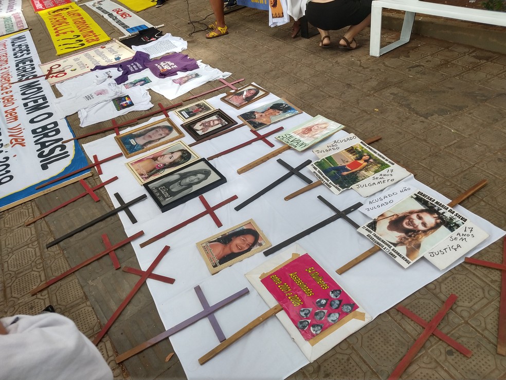 Ato expõe imagens de mulheres vítimas de feminicídio no Cariri em novembro de 2019 — Foto: Toni Sousa/Arquivo pessoal