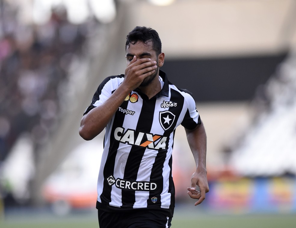 Brenner, artilheiro do Botafogo na temporada, comemora seus gols sempre com a mÃ£o Ã  frente do rosto. Ã‰ a bufada do time de pelada dele (Foto: AndrÃ© DurÃ£o/GloboEsporte.com)