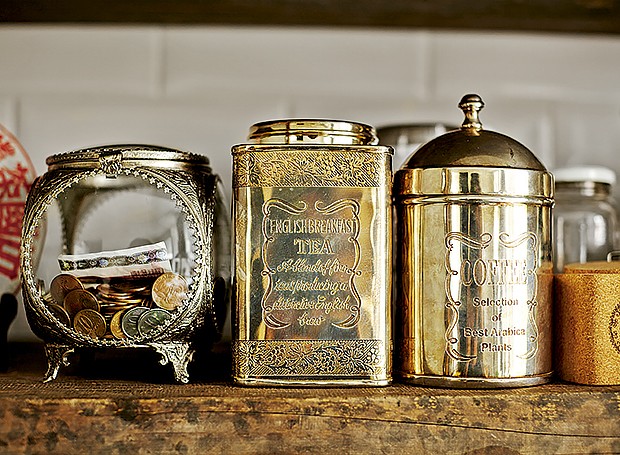 Exibidos na cozinha, os potes de prata recebidos de amigos acomodam chás (Foto: Victor Affaro/Editora Globo)
