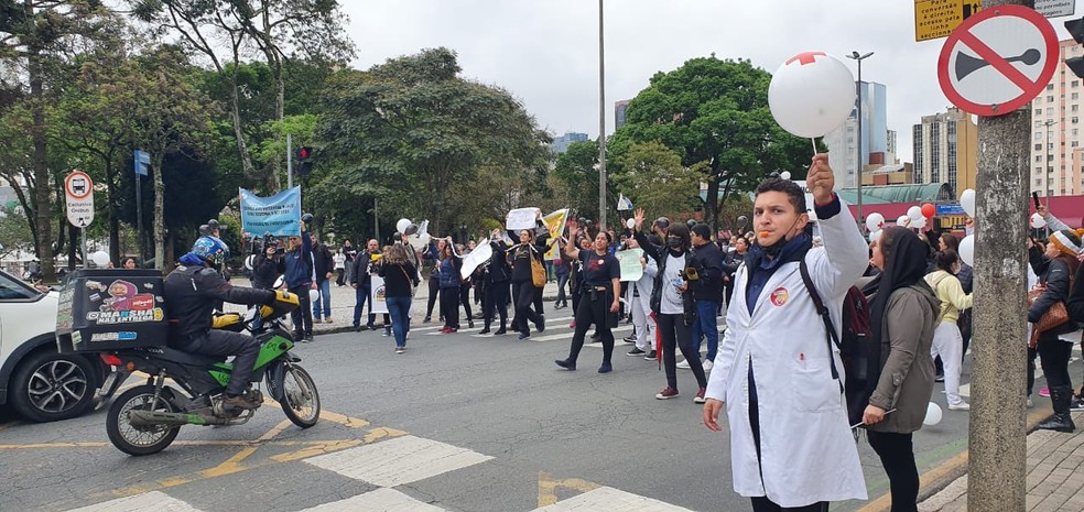 Manifestação pelo piso nacional de enfermagem reuniu profissionais, no Centro de Curitiba — Foto: Victor Hugo Bittencourt/RPC