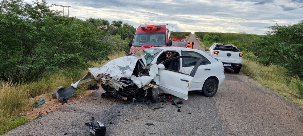 Carro destruído após colisão em rodovia estadual do RN em Acarí — Foto: Redes sociais