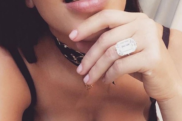 A socialite Kim Kardashian com sua aliança de 5,2 milhões de reais (Foto: Instagram)