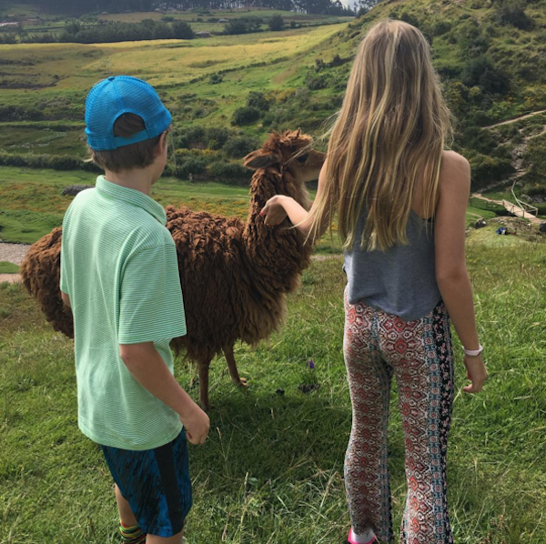 Os filhos de Gwyneth Paltrow e Chris Martin durante viagem ao Peru (Foto: Instagram)