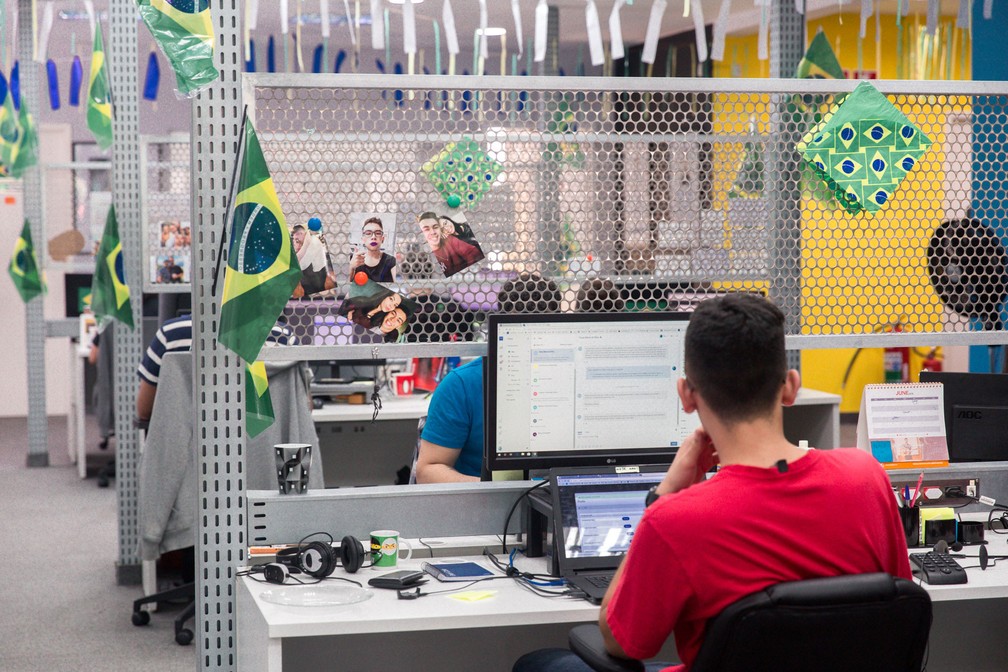 Empresas como a startup GetNinjas, em São Paulo, enfeitou o ambiente de trabalho para a Copa do Mundo e permitirá que funcionários assistam aos jogos em casa ou no próprio escritório (Foto: Marcelo Brandt/G1)