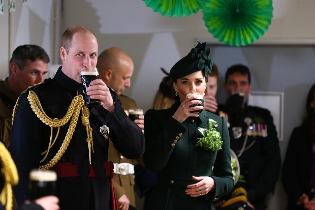 Príncipe William e Kate Middleton dão um gole em suas canecas de Guiness (Foto: Getty Image)