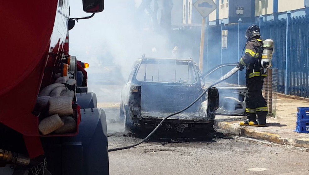 Incêndio destruiu veículo em Presidente Prudente — Foto: Leandro Campos