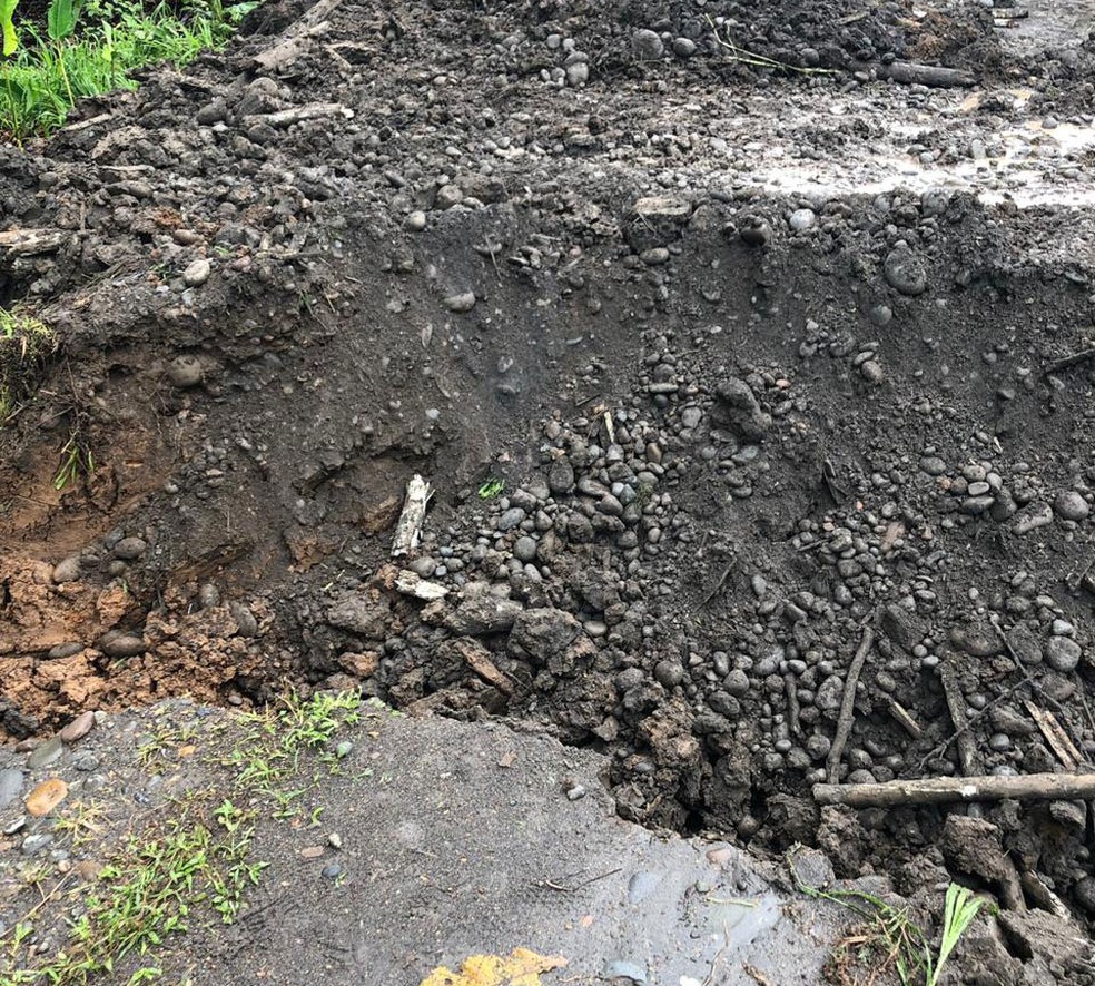 Vala criada com escavadeira não permitia passagem de motos — Foto: Claudinei Batista/Arquivo pessoal