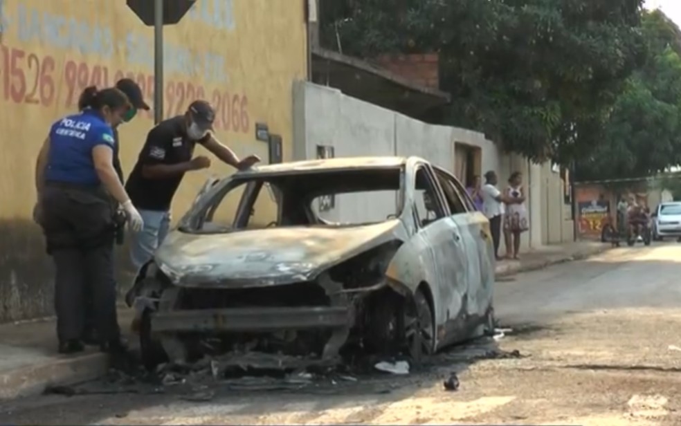 Carro carbonizado em que estava corpo de Heder Urzeda — Foto: Reprodução/TV Anhanguera