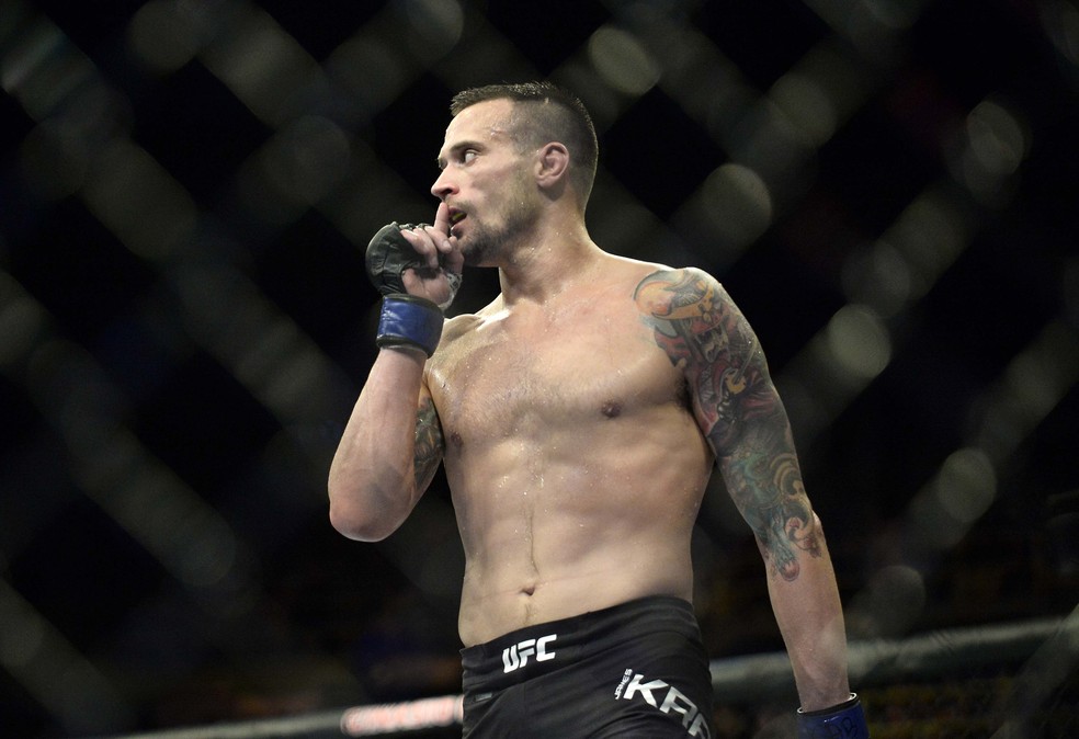 James Krause pede silêncio após nocautear Serginho Moraes no UFC São Paulo — Foto: Marcos Ribolli