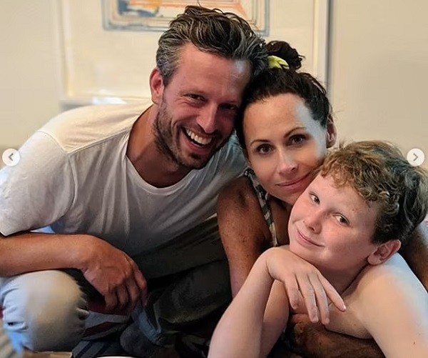 Minnie Driver com seu noivo, o cineasta Addison O'Dea, e seu filho Henry, 13 anos, fruto de um romance com o roteirista Timothy J. Lea (Foto: Instagram)