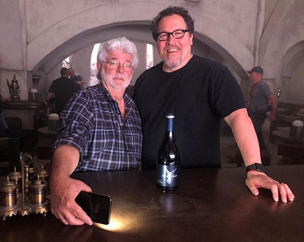 Jon Favreau, criador da série 'The Mandalorian', com George Lucas, criador de 'Star Wars' (Foto: Instagram)