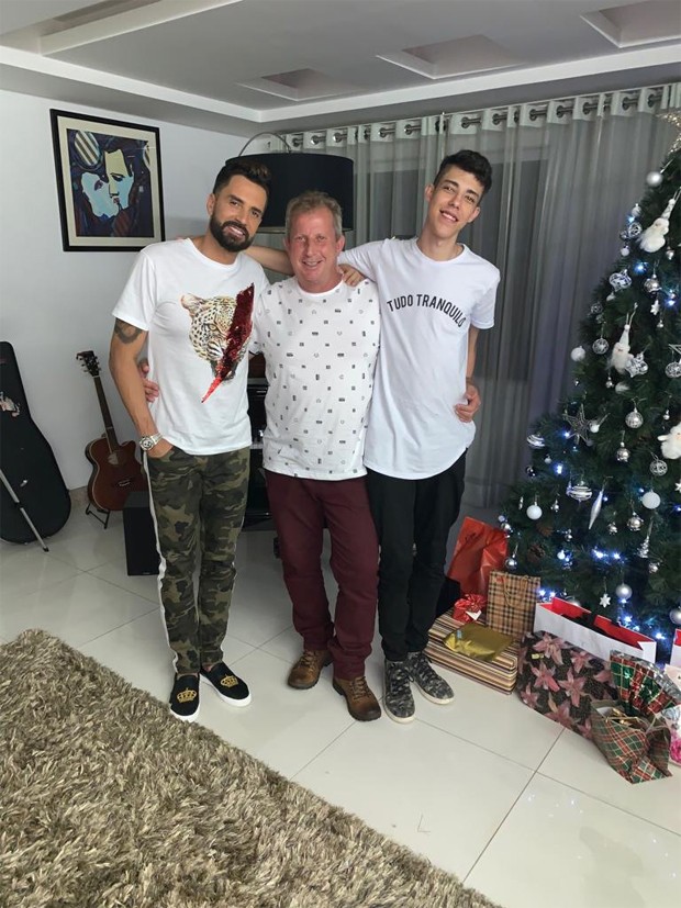 Latino com o filho, Guilherme, e o sogro, Norberto (Foto: Reprodução/Instagram)