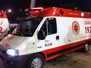 Ambulância fez resgate de membro da escola (Foto: Márcio Pinho/G1)
