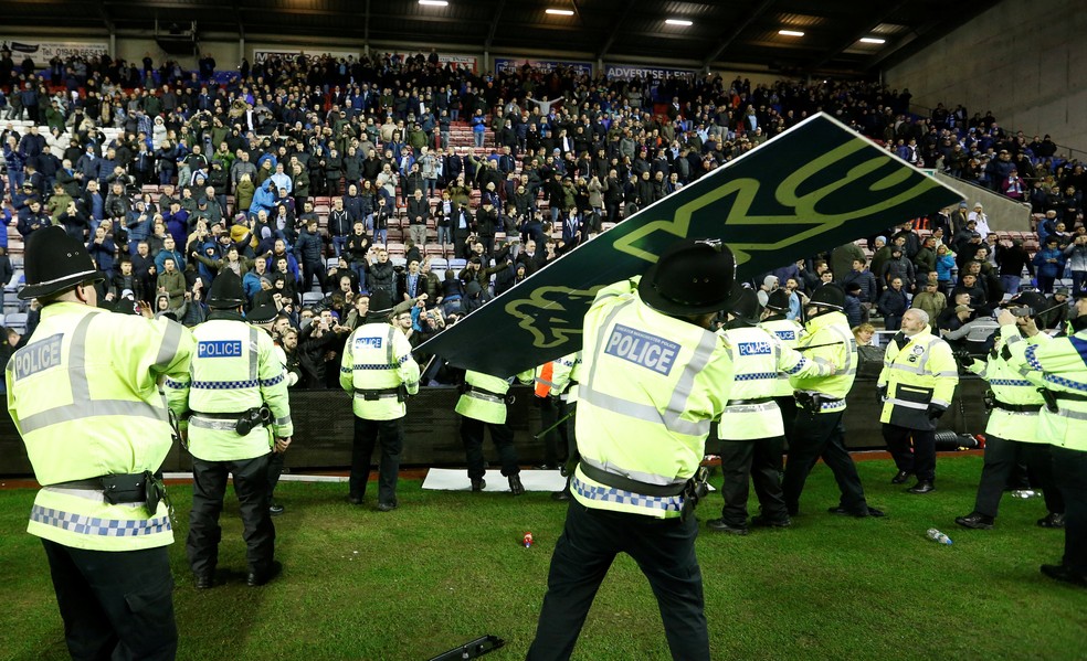 Torcida do Manchester City arremessa placas de publicidade na polícia (Foto: Carl Recine/Reuters)