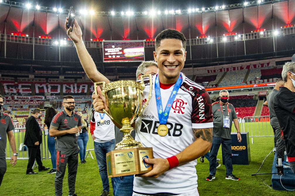 João Gomes com a taça do Campeonato Carioca conquistado pelo Flamengo — Foto: Marcelo Cortes / Flamengo