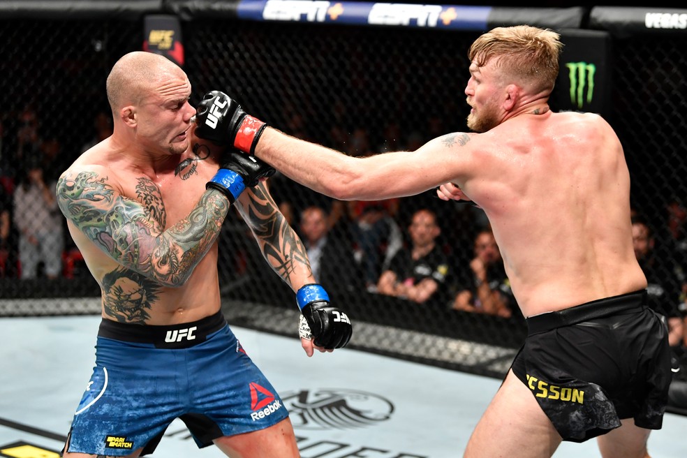 Alexander Gustafsson acerta um golpe em Anthony Smith no UFC Estocolmo â?? Foto: Getty Images