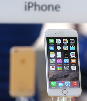 O iPhone 6 é exibido em uma loja da Apple em Palo Alto, Califórnia. Centenas de pessoas esperaram na fila até a abertura das lojas para comprar os novos modelos da Apple (Foto: Justin Sullivan/Getty Images)