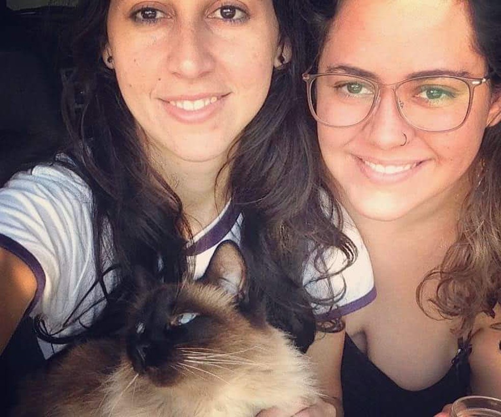 Daniela Cristina Marinello (Ã  esq.) com a gata Joaquim e Juliane Cristiane da Silva (Ã  dir.)  â?? Foto: Arquivo Pessoal