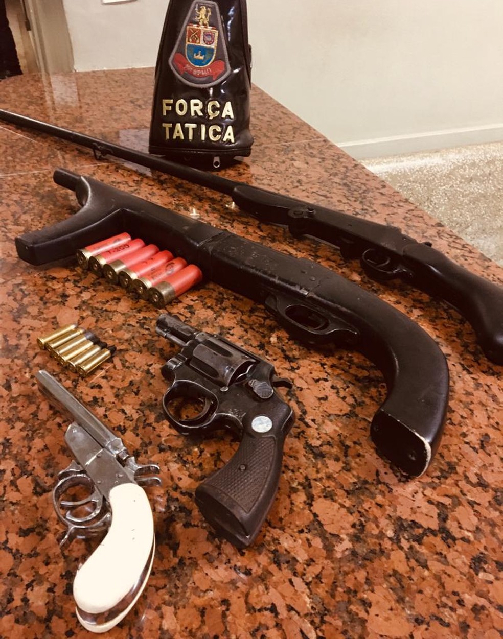 Armas foram localizadas em uma casa na Avenida Laranjal Paulista, no bairro Campestre, em Piracicaba &mdash; Foto: Divulga&ccedil;&atilde;o/ Pol&iacute;cia Militar