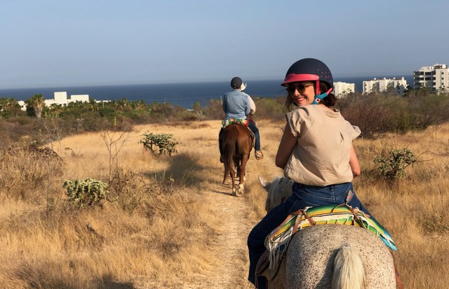 Giro: Camilla voltando do passeio pelo deserto com direito a drinks típicos em uma cabana com vista para a costa  (Foto: arquivo pessoal/Camilla Guebur)