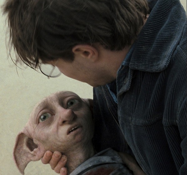 A morte de Dobby nos braços de Harry Potter em Harry Potter e As Relíquias da Morte - Parte 1 (2010) (Foto: Reprodução)
