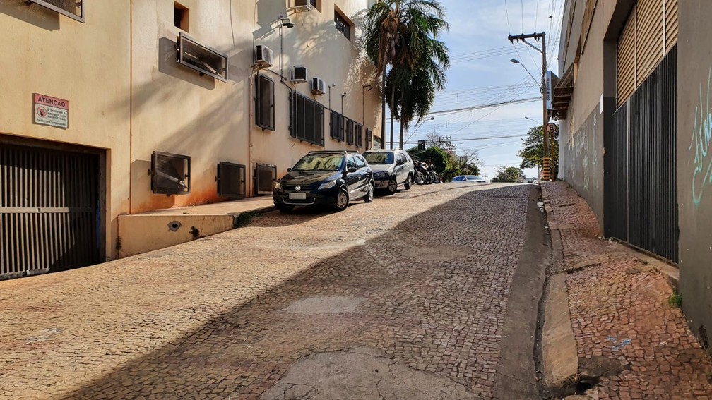 Trecho da Rua Visconde de Cairu, entre a Avenida Brasil e a Rua Mendes de Moraes, na Vila São Jorge, em Presidente Prudente (SP) — Foto: Leonardo Bosisio/g1