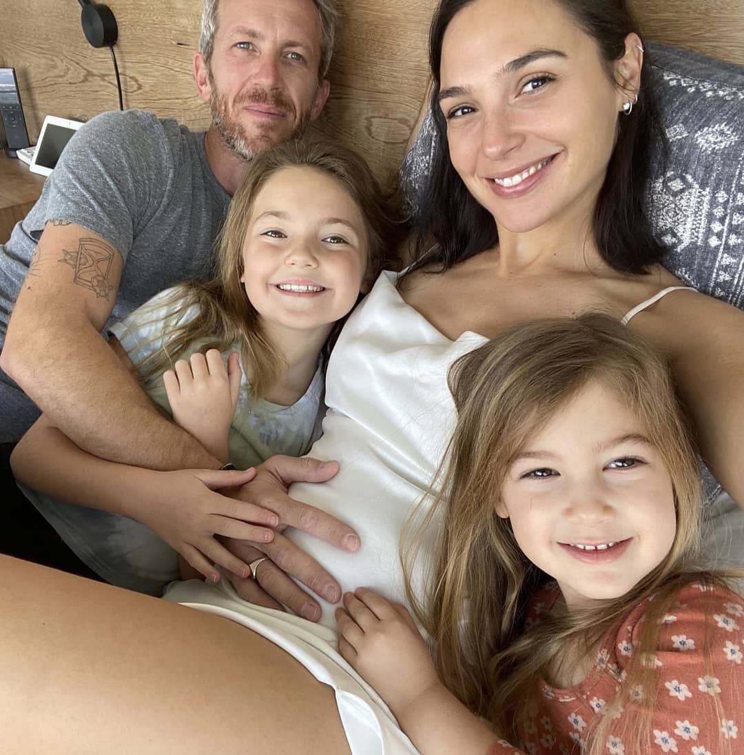 Gal Gadot com o marido, Jaron Varsano, e as duas filhas mais velhas deles, Alma e Maya (Foto: Reprodução / Instagram)