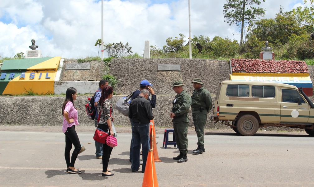 Na fronteira, a 215 Km da capital Boa Vista, guardas venezuelanos impedem que pessoas cruzem a fronteira pela BR-174 em veículos ou a pé (Foto: Emily Costa/G1 RR)