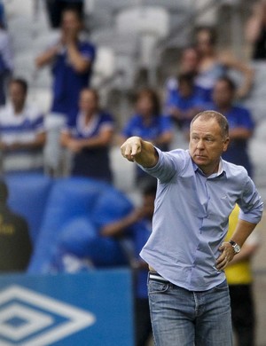 Mano destaca importância de resolver logo questão do Z-4 e destrincha time