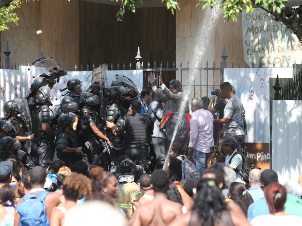 Tumulto marca desocupação de prédio ocupado no Flamengo, no Rio (Foto: Fábio Motta/Estadão Conteúdo)