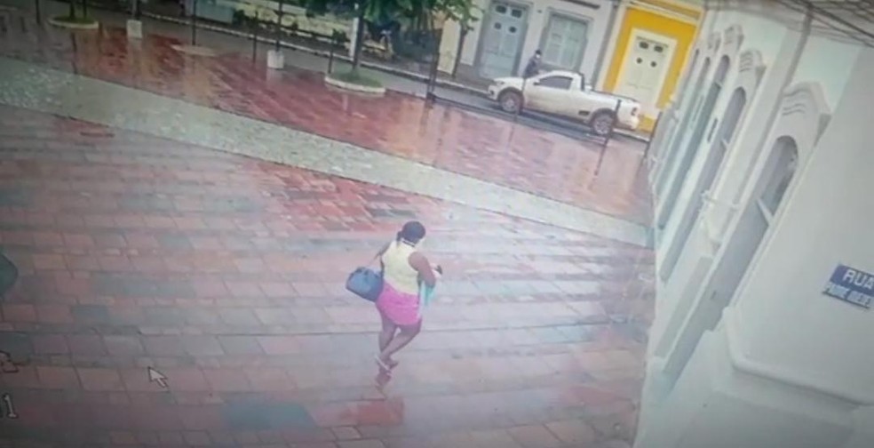 Câmeras de igreja mostram mulher chegando com bebê nos braços — Foto: Giro Mata Norte/Cortesia
