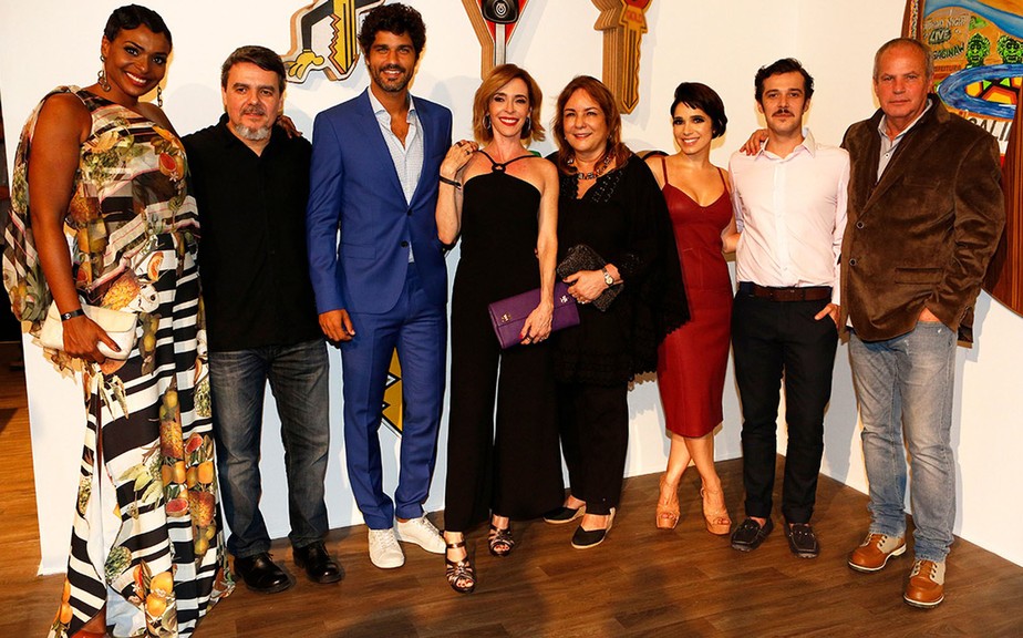'Tempo de Amar': parte do elenco participa de ação de lançamento da próxima novela das 6