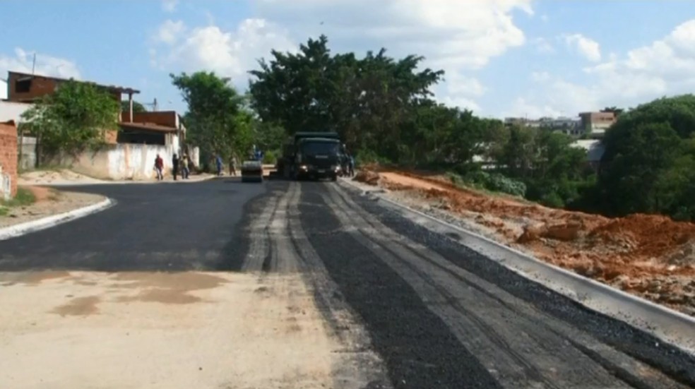 Rua em Sorocaba passa por obras após deslizamento de terra que provocou
