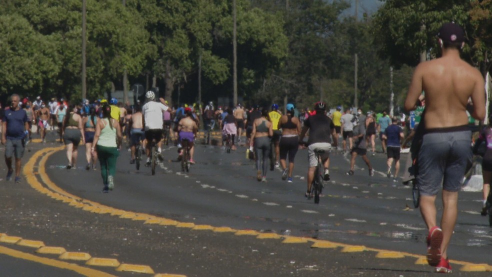 Eixão do Lazer tem movimento intenso de pedestres e ciclistas, em imagem de arquivo — Foto: TV Globo/Reprodução