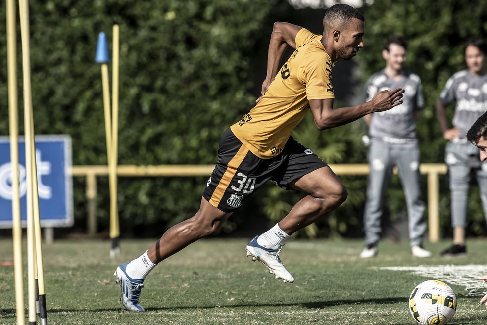 Lucas Braga durante treino do Santos — Foto: Ivan Storti/Santos FC