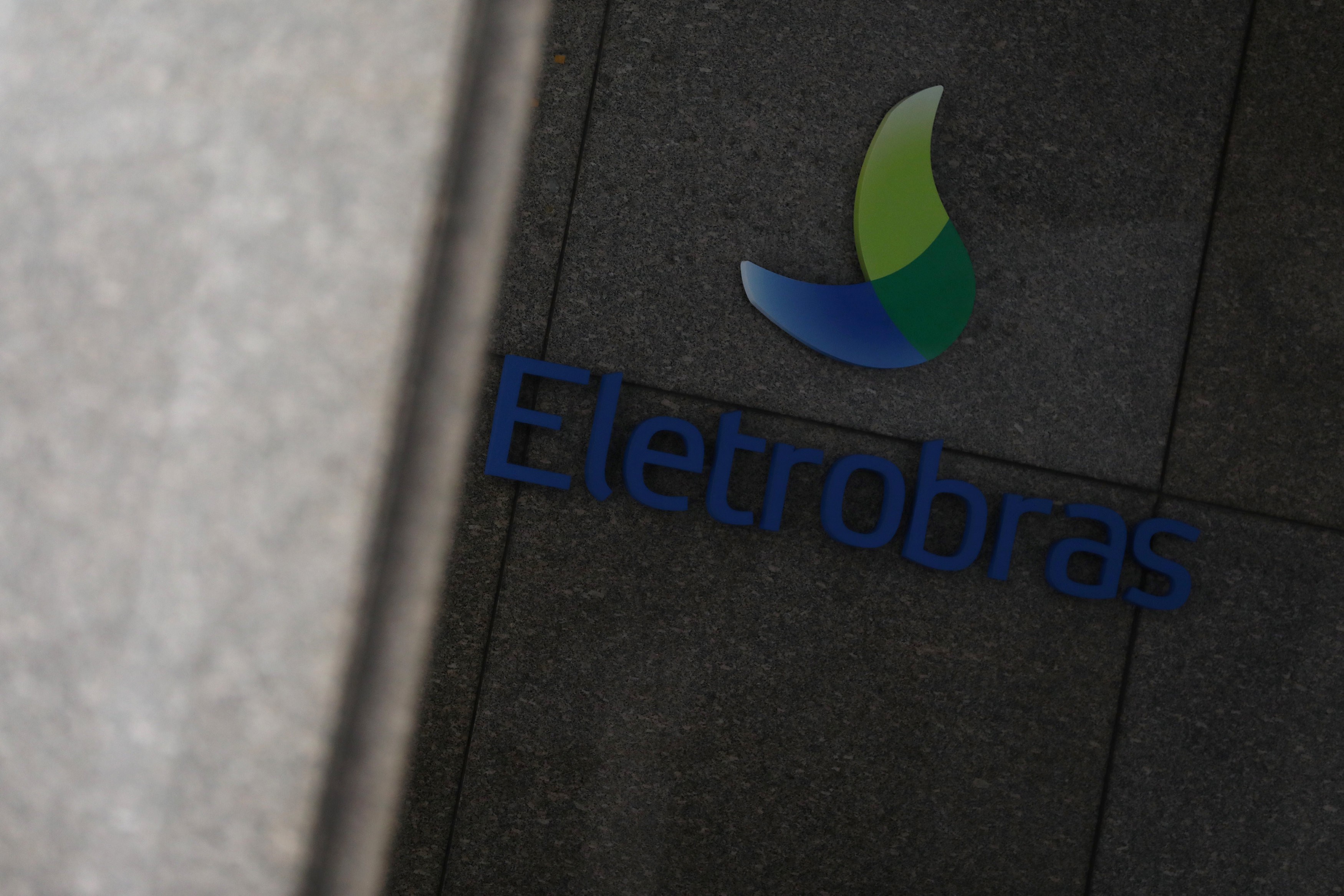 Eletrobras anuncia emissão de títulos de dívida de até US$ 1,75 bilhão no mercado externo thumbnail