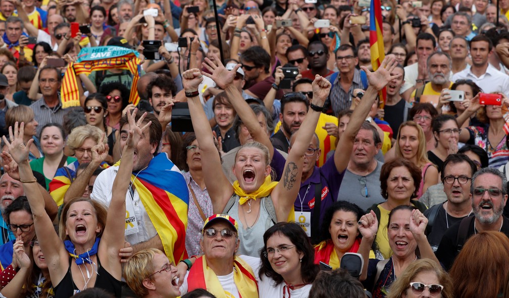 Pessoas comemoram nesta sexta-feira (27) a aprovação da declaração que prevê a independência (Foto:  Reuters/Yves Herman)