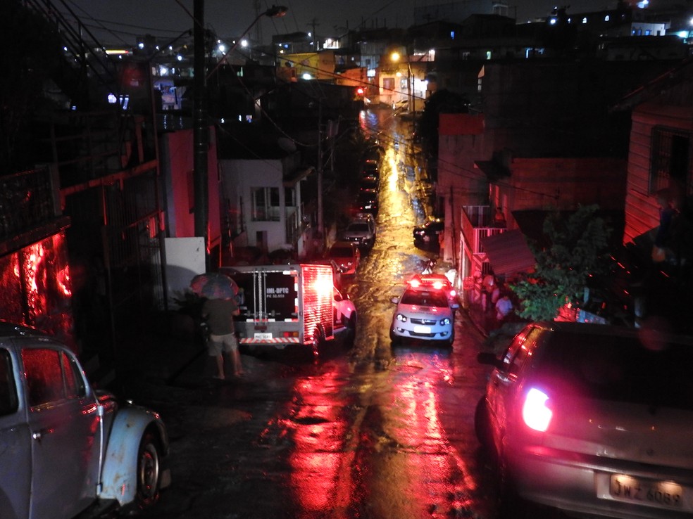 Crime ocorreu na rua 2 irmãos, na Zona Sul de Manaus (Foto: Ive Rylo/G1 AM)