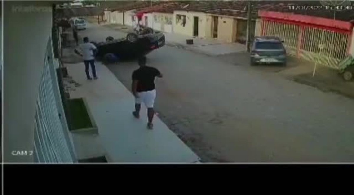 VÍDEO: carro de motorista que estava aprendendo a dirigir capota em União dos Palmares, AL 
