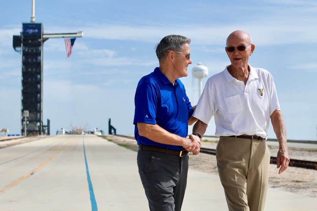Michael Collins, à direita, conversa com o diretor do Centro Espacial Kennedy em sua visita ao Complexo de Lançamentos 39A, na Flórida — Foto: Frank Michaux/NASA