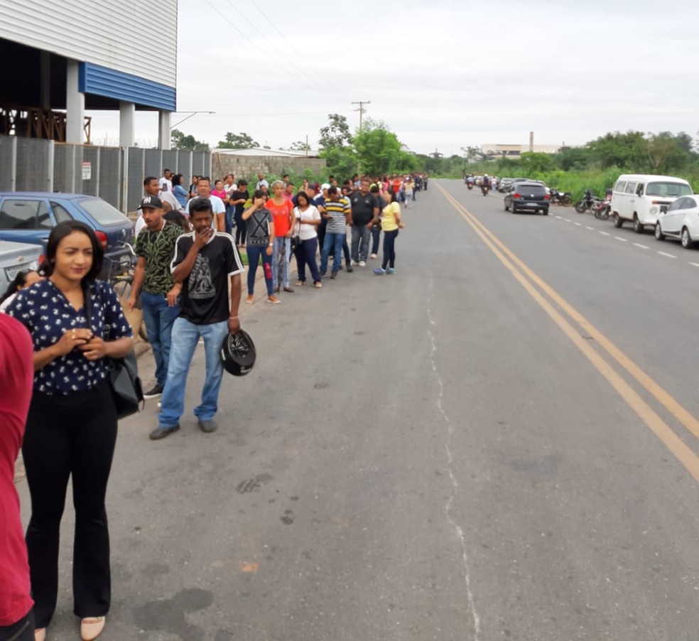 Candidatos buscam vaga de emprego — Foto: Divulgação