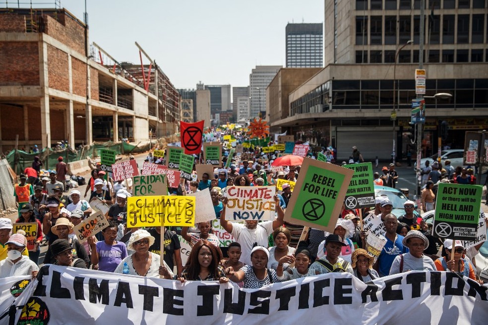 Greve pelo Clima: Na África do Sul, manifestantes caminharam pelas ruas de Joanesburgo cobrando medidas contra as mudanças climáticas. — Foto: Michele Spatari / AFP