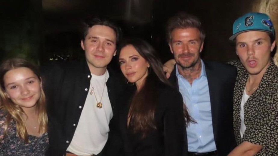 Victoria Beckham comemora aniversário ao lado do marido, David Beckham, e dos filhos, Brooklyn, Cruz e Harper