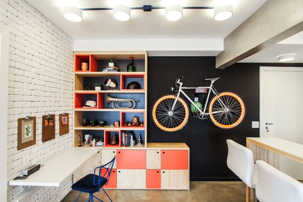 Apartamento pequeno com espaço para bike (Foto: André Laiza/Divulgação)